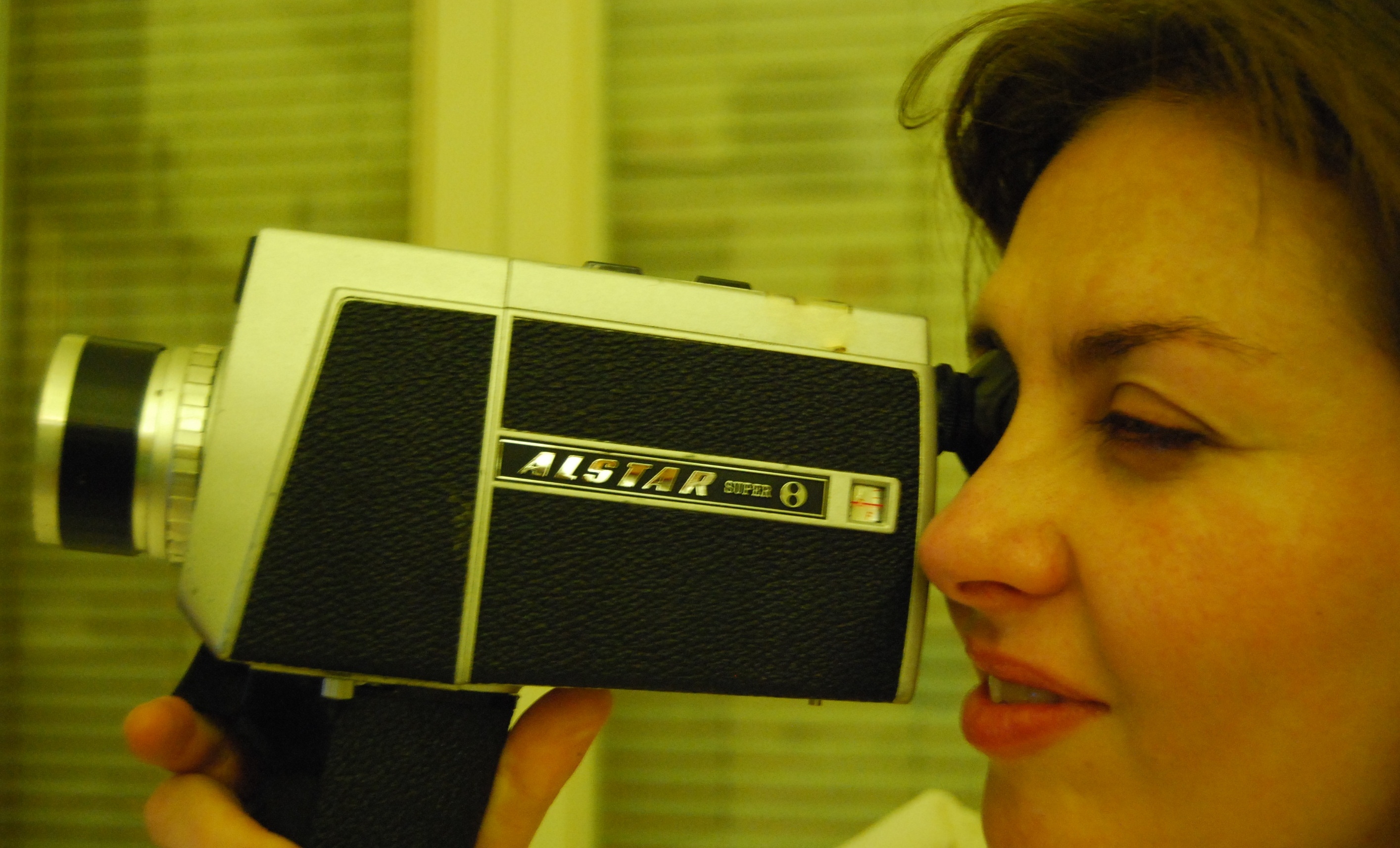 Aurora Luna mirando a través de la cámara