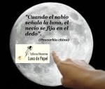 DEDO SEÑALANDO A LA LUNA