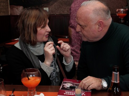Rafael Solaz y Aurora Luna conversando animadamente sobre La Valencia rescatada