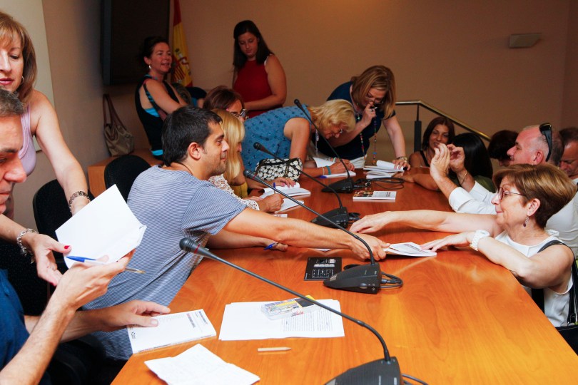 03 Los autores de la antología firmando ejemplares