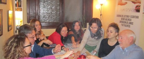 Taller de escritura en Valencia: integrantes del taller de escritura creativa de LIBRO, VUELA LIBRE en Valencia eligiendo el panel de los torneos