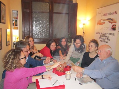 Taller de escritura en Valencia: integrantes del taller de escritura creativa de LIBRO, VUELA LIBRE en Valencia eligiendo el panel de los torneos