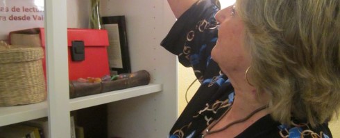 Ana Ruiz Ruiz dejando un ejemplar de Pura vida en la biblioteca de los talleres de escritura de LIBRO, VUELA LIBRE