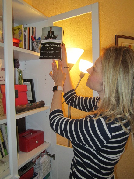 La autora Carolina Rodrigo Fuentes en el club de lectura de los talleres literarios y los cursos de escritura creativa en Valencia de LIBRO, VUELA LIBRE