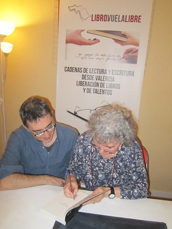 Sandra Bruce y Álex R. Bruce firmando ejemplares de su novela en los talleres literarios en Valencia de LIBRO VUELA LIBRE