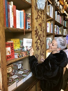 1 Carol Gil con un ejemplar de Cada mirada es única en la famosa Librería Lello