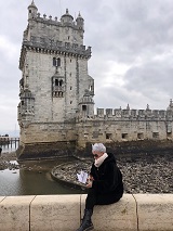 2 La delegada de Libro vuela libre con la antología en Lisboa, frente a la torre de Belem