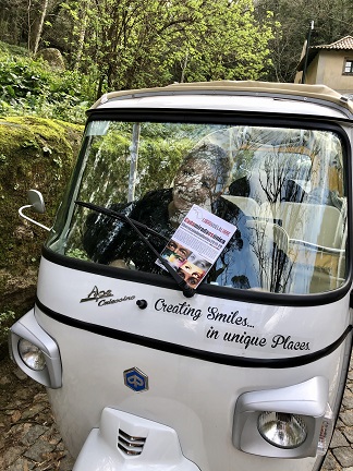 3 Carol Gil recorriendo Lisboa con Cada mirada es única en tuk tuk