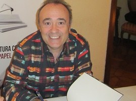 Carlos Aguilar firmando un ejemplar de su libro para el club de lectura de Libro vuela libre