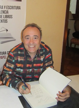 Carlos Aguilar firmando un ejemplar de su libro para el club de lectura de Libro vuela libre