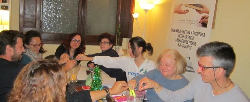 Integrantes del taller de narrativa en Valencia emitiendo su voto