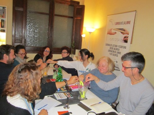 Integrantes del taller de narrativa en Valencia emitiendo su voto