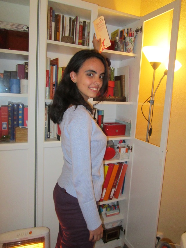 Sofía Tébar Ardila en la biblioteca de talentos de los talleres de escritura creativa de Libro vuela libre