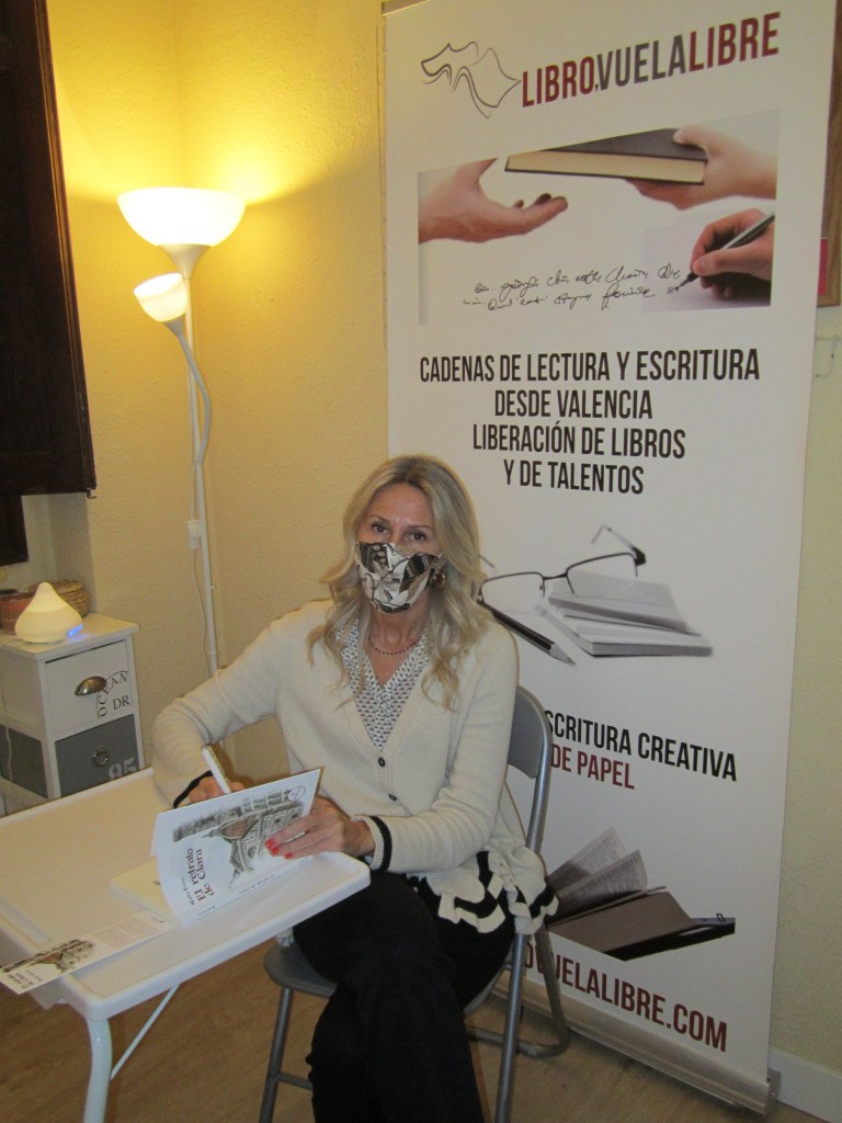 María Eguía firmando para la biblioteca de talentos de los talleres literarios de Libro vuela libre en Valencia un ejemplar de su novela El retrato de Clara
