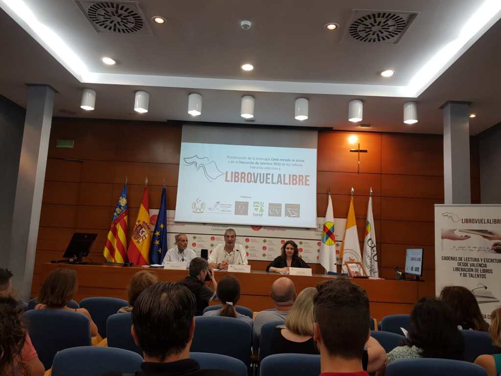 Acto literario en Valencia celebrado en el Palacio de Colomina CEU. Liberación de talentos 2022-23 de LIBRO VUELA LIBRE