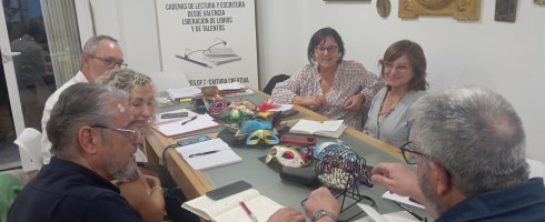 Escritores en formación de los talleres de escritura creativa de Libro Vuela Libre explorando los recursos creativos de esta clave literaria dedicada a la creatividad