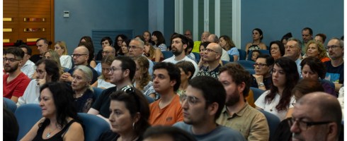 Imágenes de público y autores valencianos en la presentación de la antología de los talleres de escritura creativa de Libro Vuela Libre