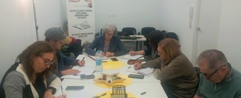 Escritores en formación del taller de escritura permanente de Luna de Papel en una de sus sesiones en Valencia